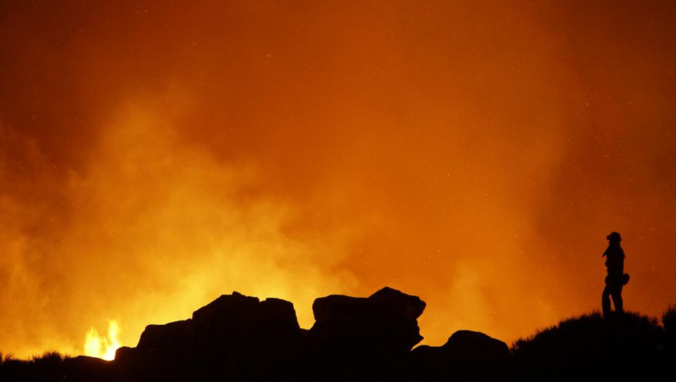 El incendio en Tenerife ralentiza su avance y abre la posibilidad de estabilizarse