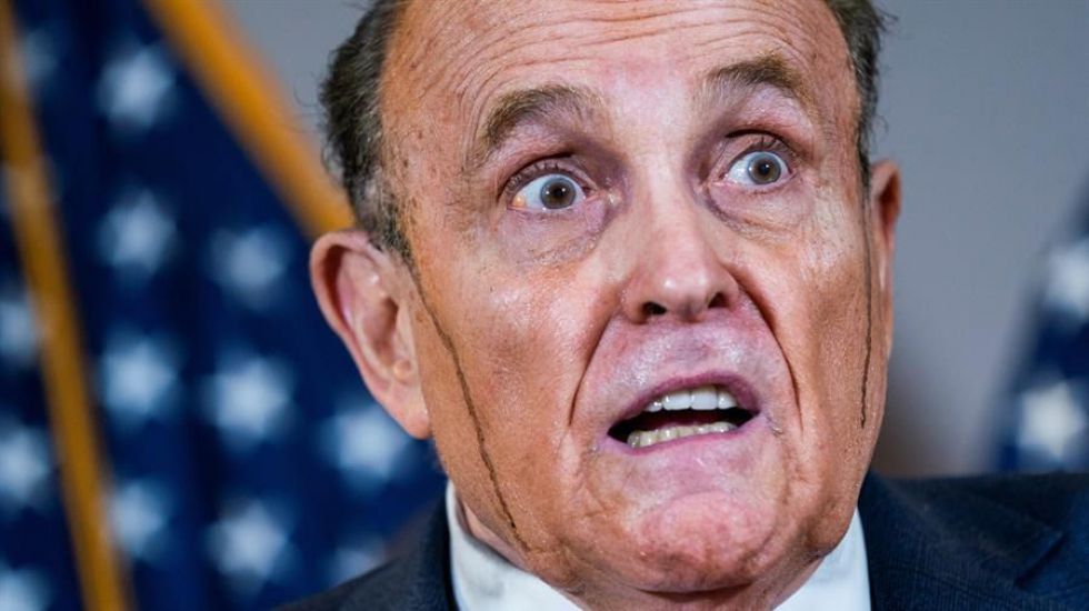 Giuliani se entrega a las autoridades de Georgia imputado por manipular elecciones