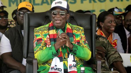 El presidente de Zimbabue, Emmerson Mnangagwa, reelegido entre acusaciones de fraude electoral