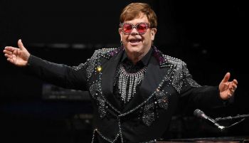 Elton John vuelve a su casa de Francia tras pasar la noche ingresado por una caída