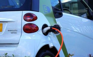 Cargar un coche eléctrico en España cuesta de media 20 euros