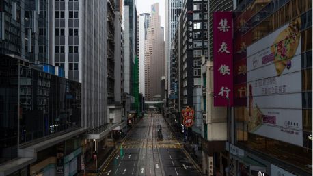 Hong Kong se blinda a la espera de la llegada del supertifón Saola