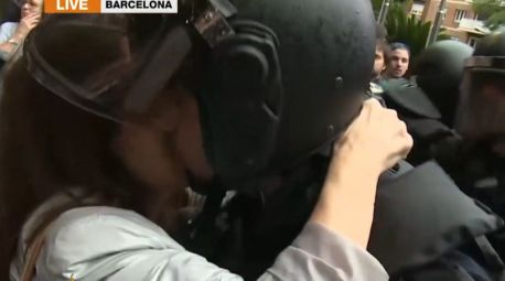 Un policía denuncia un beso no consentido de una manifestante durante los disturbios del 1-O