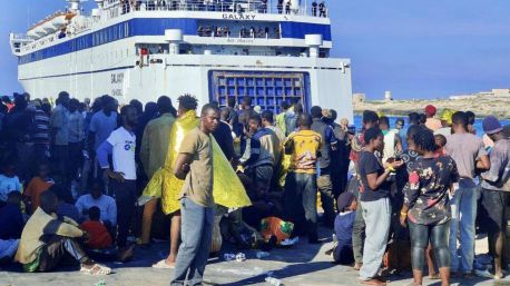 Tensión en Lampedusa tras la llegada de más de 5.000 inmigrantes en 24 horas