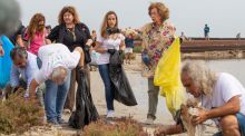La Reina Sofía visibiliza la lucha contra la 'basuraleza' en las playas de Murcia