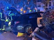 El conductor de un coche VTC y dos pasajeros, muy graves tras empotrarse contra un muro en Atocha
