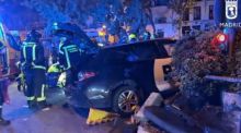El conductor de un coche VTC y dos pasajeros, muy graves tras empotrarse contra un muro en Atocha