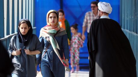El Parlamento iraní aprueba una ley que endurecerá las multas y penas por no llevar velo