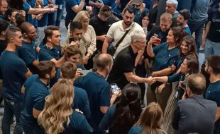 El CEO de Apple, Tim Cook, visita Madrid en plena campaña de lanzamiento del iPhone 15