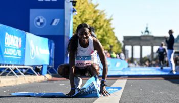 Maratón de Berlín. Assefa sorprende a todos y consigue un récord 'extraterrestre'