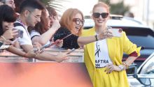 Jessica Chastain llega a San Sebastián: ni un fan sin un abrazo, un autógrafo o un selfi