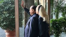 La novia de Berlusconi lo recuerda por su cumpleaños: 'Me duele no sostener tu mano'