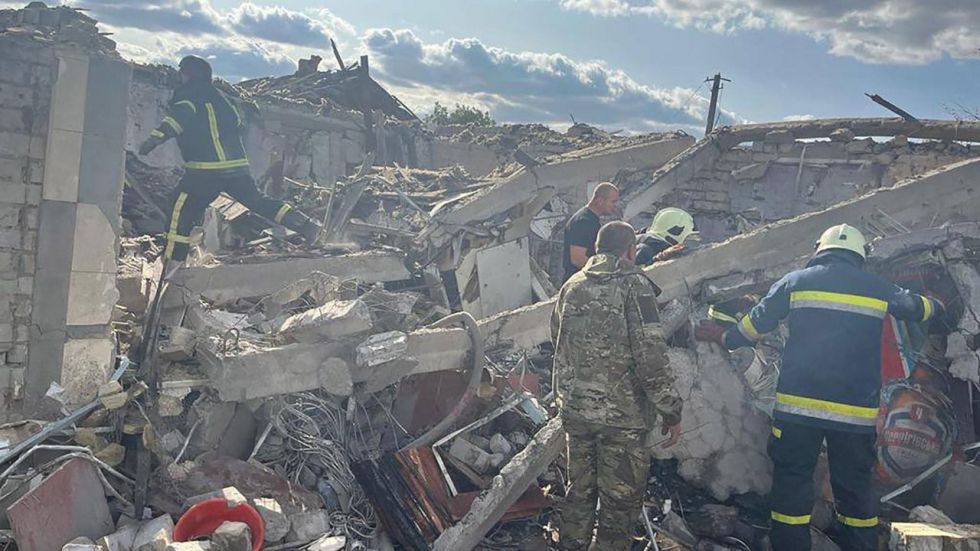 Un bombardeo ruso en el este de Ucrania deja 51 civiles muertos