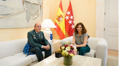 Ayuso recibe a Pérez de los Cobos tras su restitución como jefe de la Guardia Civil en Madrid