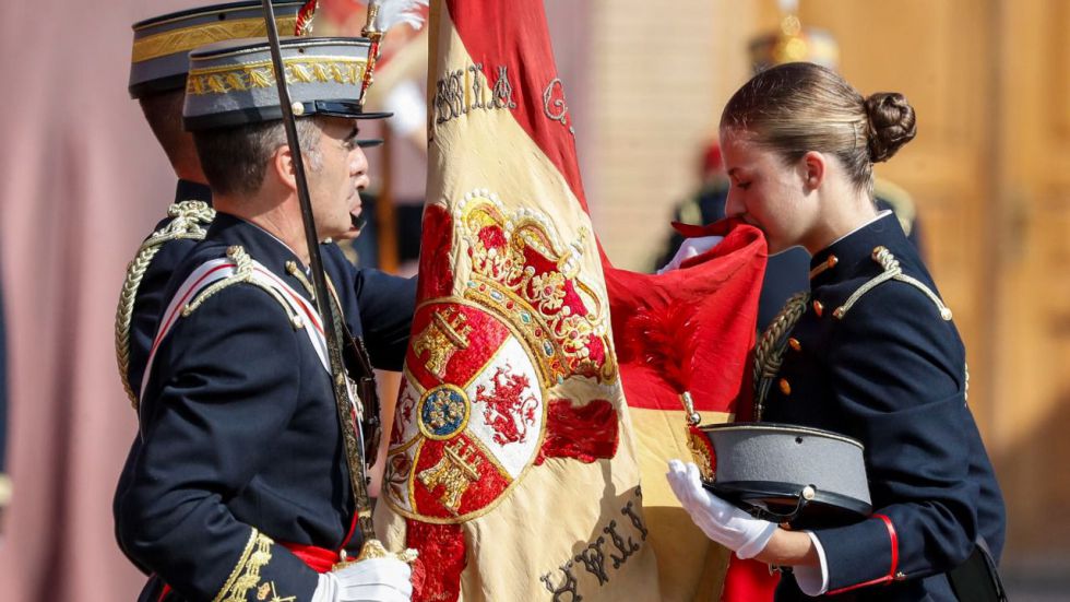 La Princesa de Asturias jura bandera por 'hacer guardar la Constitución y entregar la vida en defensa de España'