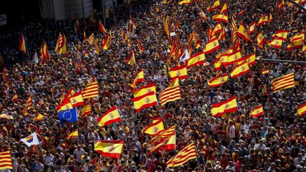 Unos 300.000 manifestantes recorrieron las calles de Barcelona -la Guardia Urbana baja esa cifra a 50.000 asistentes-. Con el apoyo de PP, Vox y Ciudadanos