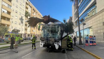 Tres muertos al estrellarse un autobús sin frenos contra un centro comercial en Cádiz