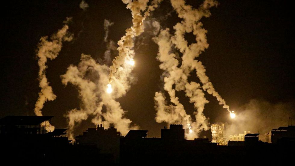 El Ejército de Israel cerca la ciudad de Gaza y bombardea 450 objetivos de Hamás durante la noche