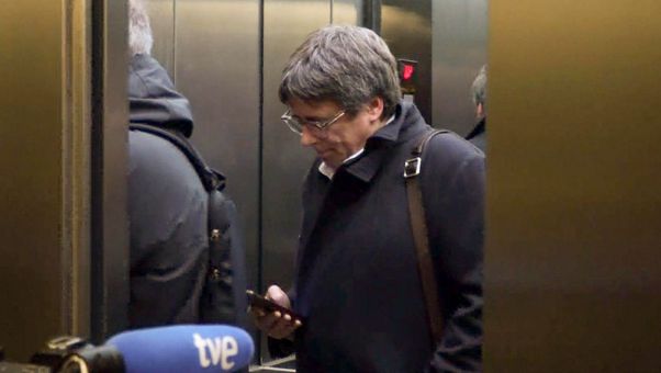 El número 3 del PSOE, Santos Cerdán, viaja a Bruselas dice que el pacto es inminente y que esta semana habrá investidura.