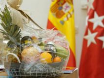 Los ciudadanos envían cestas de fruta a Sol en apoyo del 'me gusta la fruta' de Ayuso