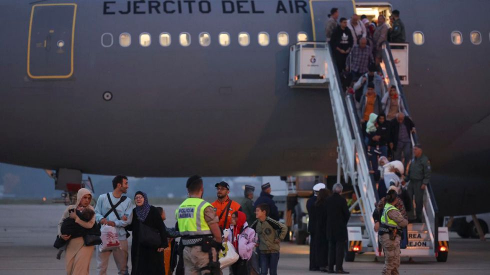 Aterrizan en la Base de Torrejón 139 españoles evacuados de Gaza