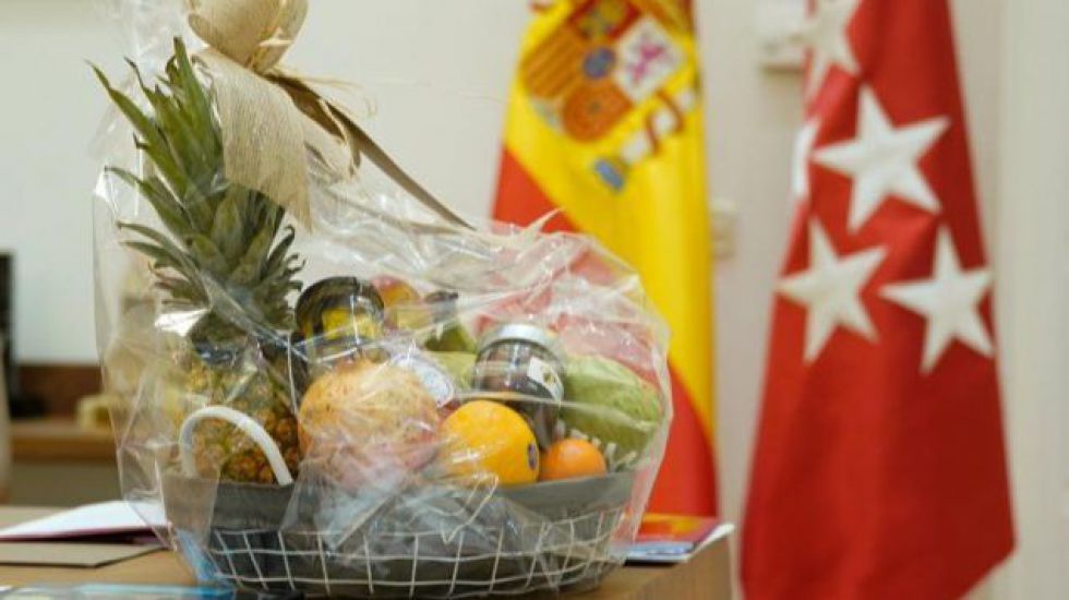 Los ciudadanos envían cestas de fruta a Sol en apoyo del 'me gusta la fruta' de Ayuso