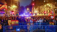 Unas cuatro mil personas protestan en Ferraz el día de la reelección de Sánchez