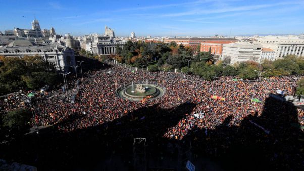 Cientos de miles de personas colapsan el centro de Madrid y claman contra los pactos de Sánchez: '¡No en mi nombre!'.