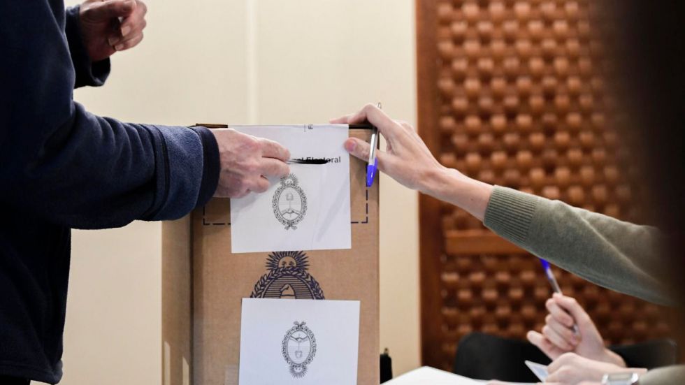Cierran los centros de votación en Argentina con la menor participación en democracia