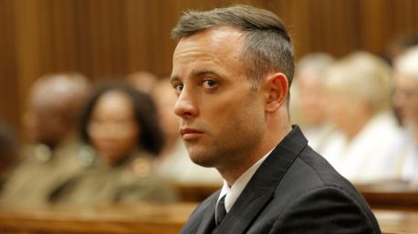 Oscar Pistorius obtiene la libertad condicional diez años después de matar a su novia
