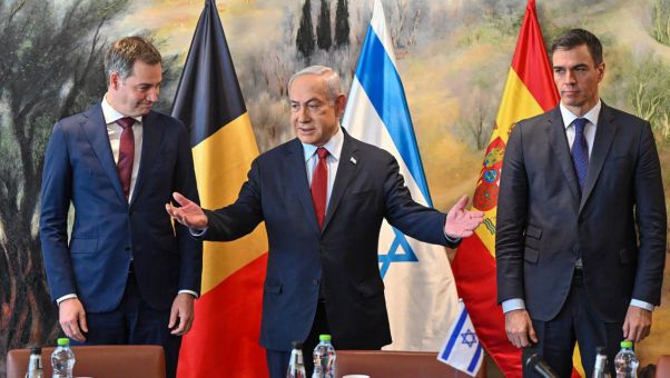 Albares tacha las acusaciones de 'falsas e inaceptables' y responde llamando a consultas a la embajadora de Israel en España.