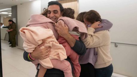 Mujeres y niños israelíes liberados por Hamás se reencuentran con sus seres queridos