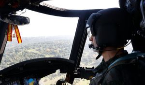 El Rey, a los mandos de un helicóptero en un vuelo por la sierra de Guadarrama