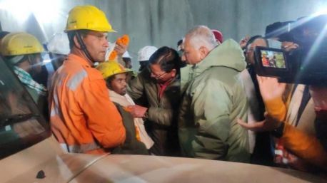Rescatan a 41 trabajadores en la India tras 17 días atrapados en un túnel