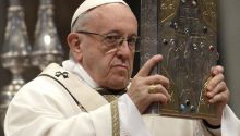 El Papa deja sin apartamento y sueldo al conservador cardenal estadounidense Burke