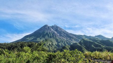 Once alpinistas fallecidos y doce desaparecidos tras la erupción de un volcán en Indonesia