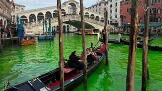 Así lucen los canales de Venecia tras otra protesta de un grupo ambientalista