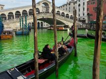 Así lucen los canales de Venecia tras otra protesta de un grupo ambientalista