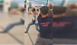 Brutal pelea entre viajeros de embaladores de maletas en el aeropuerto de El Prat