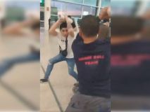 Brutal pelea entre viajeros de embaladores de maletas en el aeropuerto de El Prat