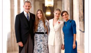 La Familia Real felicita la Navidad con una foto del 18º cumpleaños de Leonor