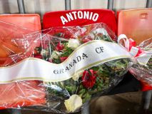 El emotivo homenaje de Granada y Athletic al aficionado fallecido durante el partido