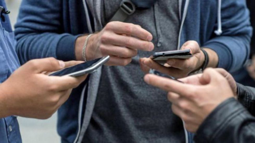 El Gobierno propone prohibir el uso del móvil en Primaria y ESO