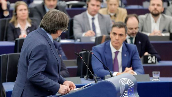 El presidente del Gobierno reivindica la ley de amnistía en Estrasburgo con su socio prófugo como testigo de excepción.