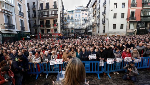 Feijóo asiste a la protesta: 'Ya sabemos cuál es la primera factura del pacto encapuchado y también la última mentira de Sánchez'.