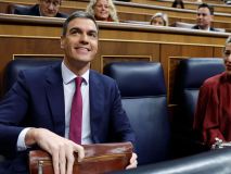 Sánchez critica la 'expresión de cabreo' de Feijóo: 'Viene a intercambiar mandobles'