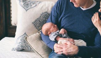 El Gobierno prevé ampliar el permiso de paternidad de 16 a 20 semanas en 2024