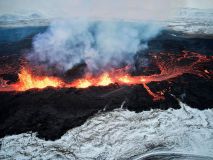 Impresionantes imágenes de la erupción de un volcán en Islandia