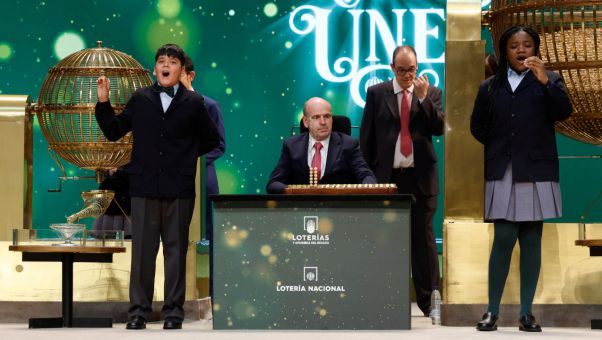 El sorteo extraordinario, celebrado en el Teatro Real de Madrid, repartió 2.590 millones de euros en premios.