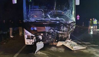 Un muerto y 17 heridos tras el choque entre un turismo y un autobús en Talavera